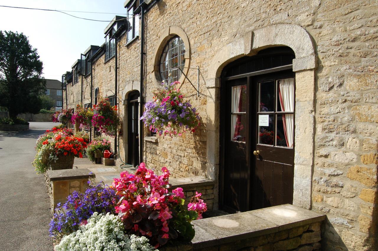 Stow Lodge Hotel Exterior photo